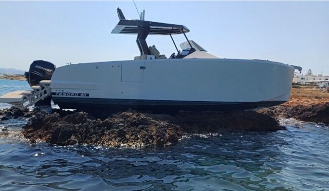 Σκάφος βγήκε στις ξέρες στην Πάρο - Δείτε φωτογραφίες