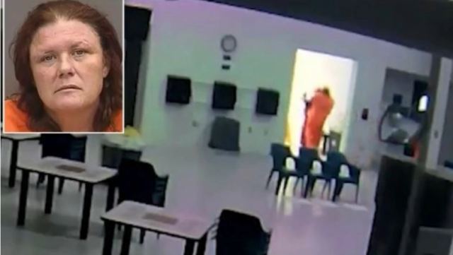 Σοκαριστικό βίντεο με κρατούμενη στην Αγγλία να προσπαθεί να πνίξει δεσμοφύλακα με μαξιλαροθήκη