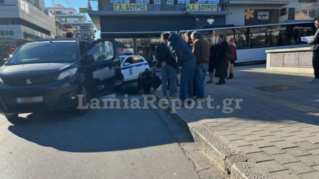 Λαμία: Η κάμερα κατέγραψε την παράσυρση πεζού στην πλατεία Πάρκου