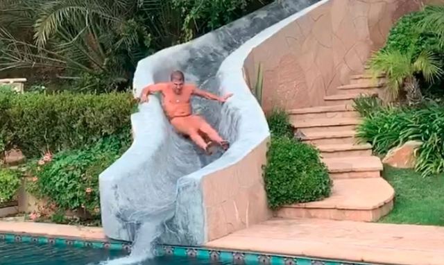 Χάντερ Μπάιντεν: Κάνει νεροτσουλήθρα γυμνός, βουτάει στην πισίνα και διασκεδάζει με πόρνες στο Μαλιμπού