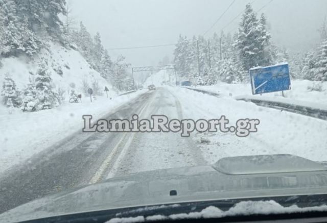 Χιόνια και στο δρόμο προς Καρπενήσι - Δείτε εικόνες