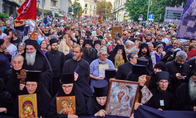 Σερβία: Χιλιάδες στους δρόμους του Βελιγραδίου κατά του EuroPride με σταυρούς και εικόνες