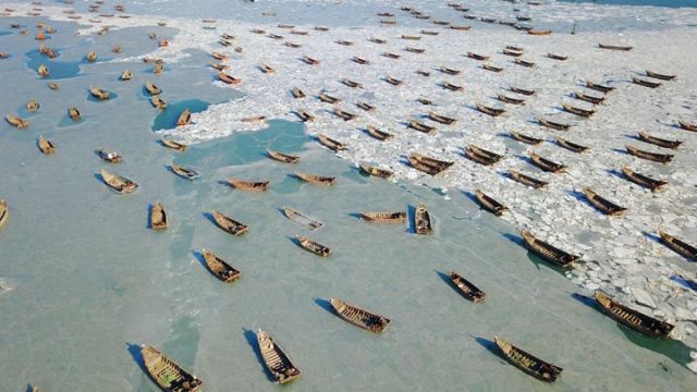 Πάγωσε η...θάλασσα - Αυτά τα πλάνα κάνουν το γύρο του κόσμου - ΒΙΝΤΕΟ