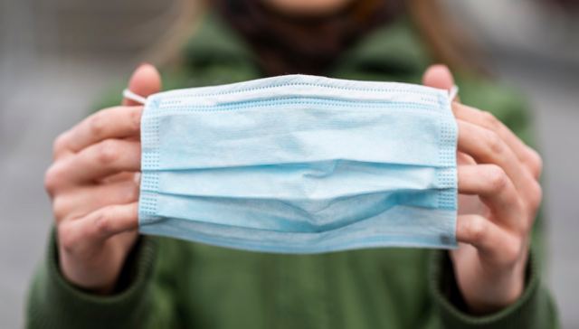 Μάσκα: Αποφασίζουν σήμερα οι ειδικοί - Τι θα ισχύσει για μέσα μεταφοράς, σχολεία, καταστήματα