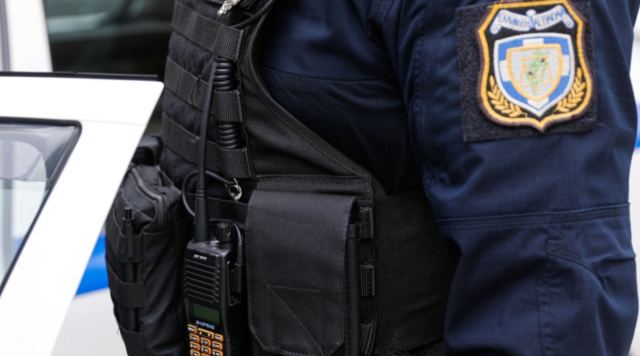 Πλατεία Βικτωρίας: «Τον χτύπησα στα χέρια για να του περάσω χειροπέδες» λέει ο αστυνομικός για τη συμπλοκή με διαδηλωτή