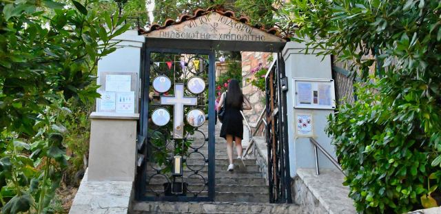 Άγιοι Ισίδωροι: Η εκκλησιά των «θαυμάτων» και οι καταγγελίες του μητροπολίτη Αργολίδος