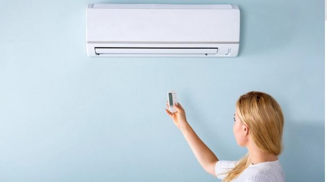 «Κόφτης» στα κλιματιστικά: Τι περιλαμβάνει το κυβερνητικό σχέδιο για την εξοικονόμηση ενέργειας