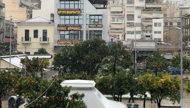 Λαμία: Δείτε τι χιόνι πέφτει αυτή την ώρα στο κέντρο της πόλης - ΒΙΝΤΕΟ