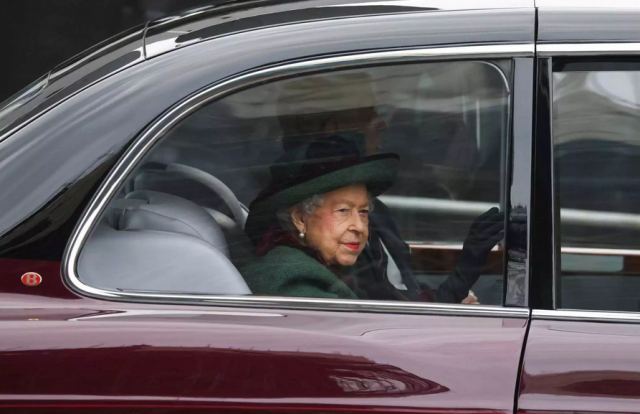 Η Βασίλισσα Ελισάβετ στο μνημόσυνο του αγαπημένου της Φίλιππου - Μπήκε υποβασταζόμενη στο αβαείο του Ουέστμινστερ