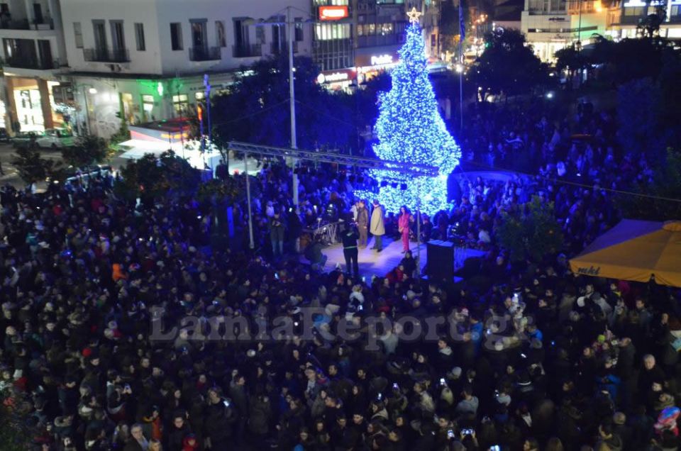 Εντυπωσιακό άναμμα δέντρου στη Λαμία (ΒΙΝΤΕΟ - ΦΩΤΟ)