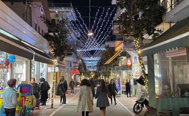 Λαμία: Ξεκίνησε ο στολισμός -  Πολύ ψηλά ο πήχης και φέτος!