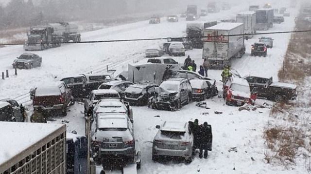 Απίθανη καραμπόλα 70 αυτοκινήτων! Επί 5 λεπτά η κάμερα κυκλοφορίας κατέγραφε συγκρούσεις [vids]