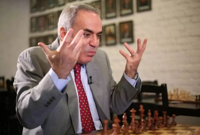 Ρωσία: Οι πολέμιοι του Κρεμλίνου Γκάρι Κασπάροφ και Μιχαήλ Χοντορκόφσκι χαρακτηρίστηκαν «ξένοι πράκτορες»