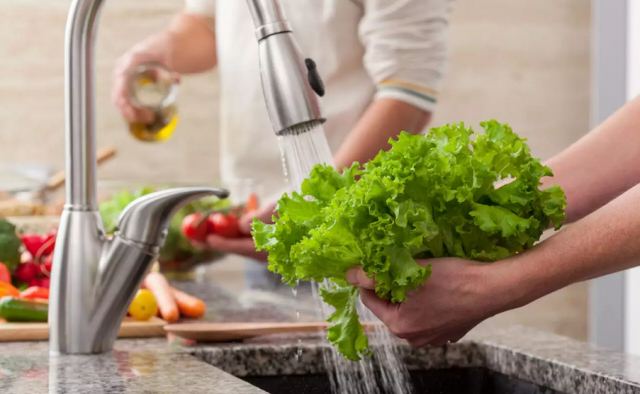 Ποιες τροφές πρέπει να πλένετε πάντα και ποιες να μην πλένετε ποτέ
