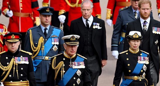 Έξαλλος ο Χαρι με τον Κάρολο και τον Ουίλιαμ: Γιατί δεν πήγε σε δείπνο μαζί τους μετά τον θάνατο της Ελισάβετ
