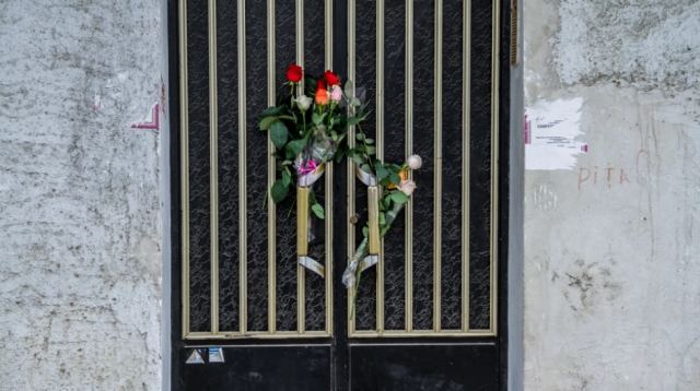 Ρούλα Πισπιρίγκου: Η αδερφή της πέταξε εκνευρισμένη τα λουλούδια από την είσοδο του σπιτιού τους