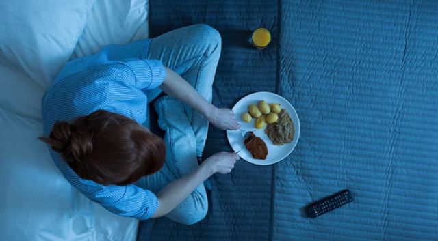 SOS από τους επιστήμονες: «Μην τρώτε το βράδυ, αυξάνεται η πιθανότητα κατάθλιψης και άγχους»