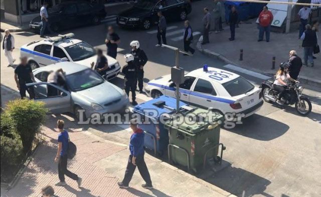 Λαμία: Έπεσε πάλι ξύλο στην πλατεία Πάρκου - BINTEO