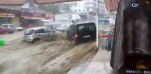 «Βούλιαξε» η Άγκυρα από σφοδρή καταιγίδα - Συγκλονιστικές εικόνες