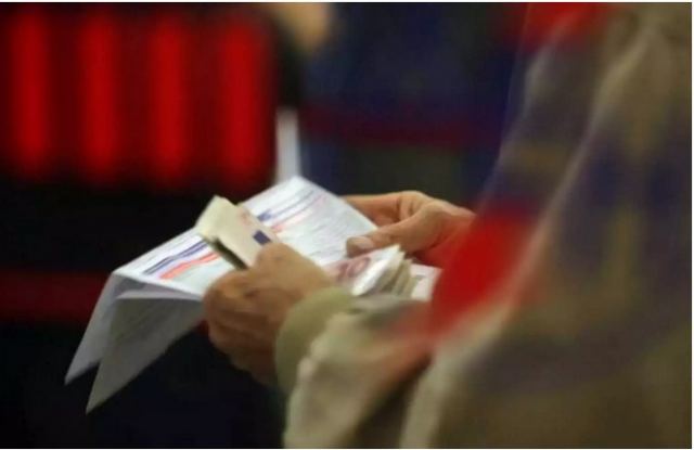 «Ανοίγει» ίσως και την Τετάρτη η επιδότηση για το ρεύμα - Οι δικαιούχοι, τα ποσά και πως θα τα πάρετε