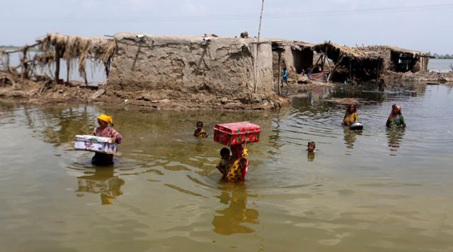 Το Πακιστάν μοιάζει με θάλασσα: Στους 1.343 οι νεκροί από τις βροχοπτώσεις