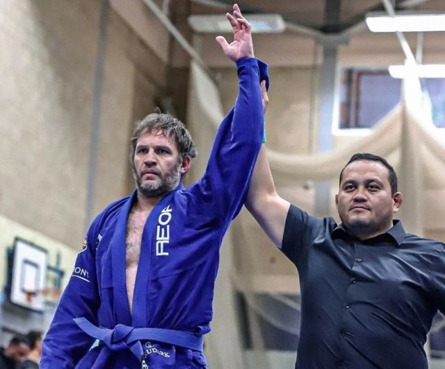 Ο Τομ Χάρντι συμμετείχε σε τουρνουά ζίου ζίτσου και κέρδισε