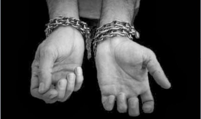 Μαθητής βρέθηκε αλυσοδεμένος σε κολόνα φωτισμού