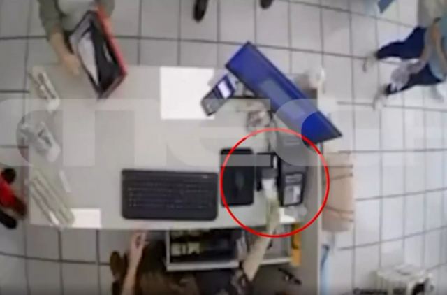 Κλέβει με ταχυδακτυλουργικό τρόπο ταμία καταστήματος και φεύγει σαν κυρία