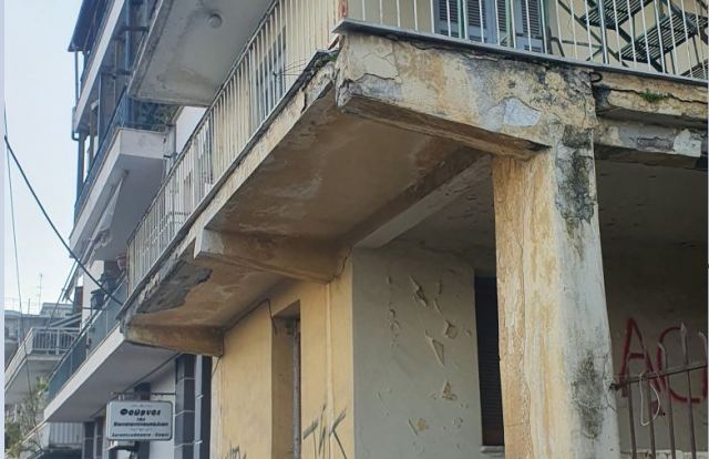 Πτώση σοβάδων από κτίριο στη Λαμία