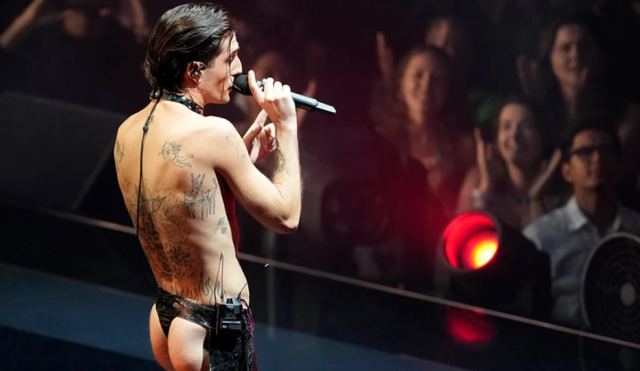 MTV VMAs: Ο τραγουδιστής των Maneskin έδειξε τα οπίσθιά του και τον έκοψαν - Το Twitter κράζει τη λογοκρισία