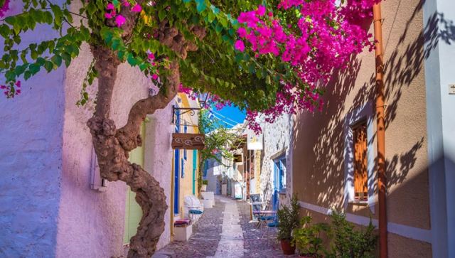 Άνω Σύρος: Εξόρμηση με θαλασσινή αύρα στο μεσαιωνικό οικισμό των Κυκλάδων