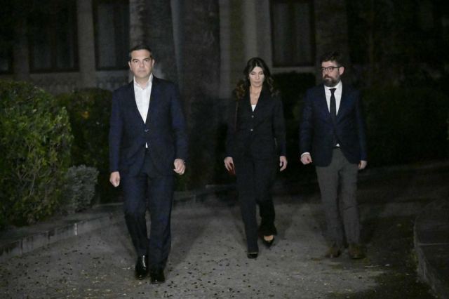 Παραίτηση Μητσοτάκη ζήτησε ο Τσίπρας - Σκέψεις για πρόταση μομφής