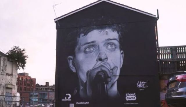 Αντιδράσεις στο Μάντσεστερ: Τοιχογραφία του Ian Curtis των Joy Division καλύφθηκε από διαφήμιση