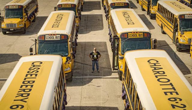 Ένοπλες επιθέσεις στις ΗΠΑ: Άδεια σχολικά λεωφορεία με αντικείμενα παιδιών διέσχισαν το Τέξας