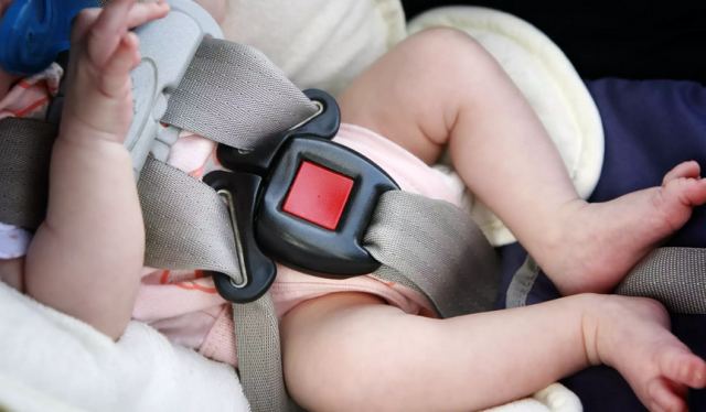 Ζάκυνθος: «Εμείς έτσι κάνουμε στη χώρα μας», είπαν οι Δανοί γονείς που κλείδωσαν το παιδί ενός έτους στο ΙΧ