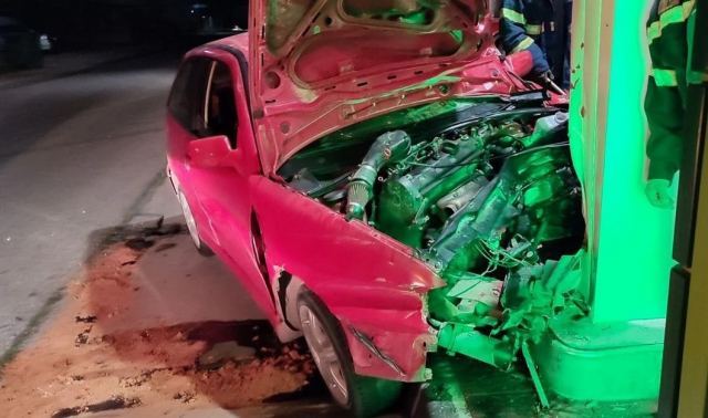 Αυτοκίνητο «καρφώθηκε» σε κολόνα βενζινάδικου