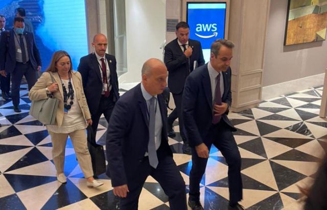 Ο Γιάννης Οικονόμου συνοδεύει τον Πρωθυπουργό στη Μαδρίτη