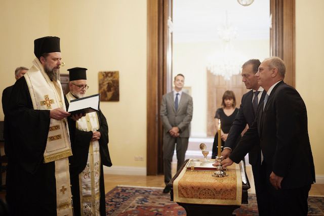 Ορκίστηκαν Γιάννης Οικονόμου και Γιάννης Βρούτσης μετά την παραίτηση Μηταράκη - Οι πρώτες δηλώσεις τους