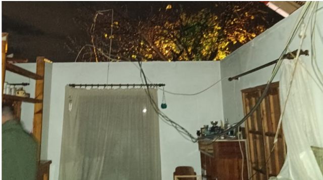 Βάρη: Εφυγε ολόκληρη η στέγη σπιτιού - Τα πήρε και τα σήκωσε όλα ο ανεμοστρόβιλος [Eικόνες]