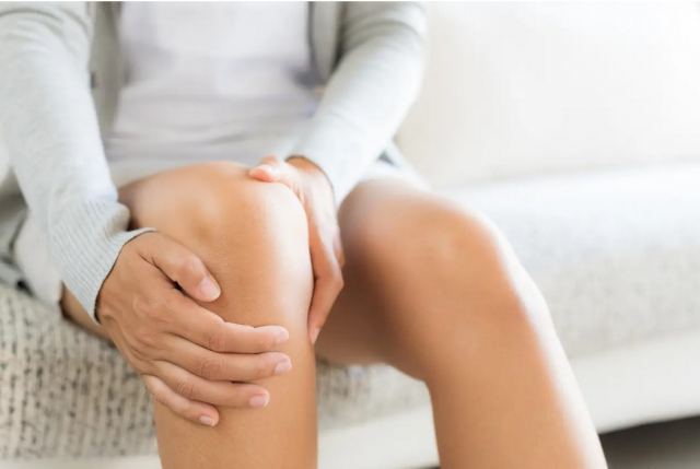 Πού μπορεί να οφείλεται ο πόνος που έχετε στα γόνατα μέσα στη νύχτα