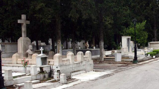 Φοροέλεγχοι του ΣΔΟΕ σε νεκροταφεία: Ψάχνει γυναίκες που ανάβουν καντήλια