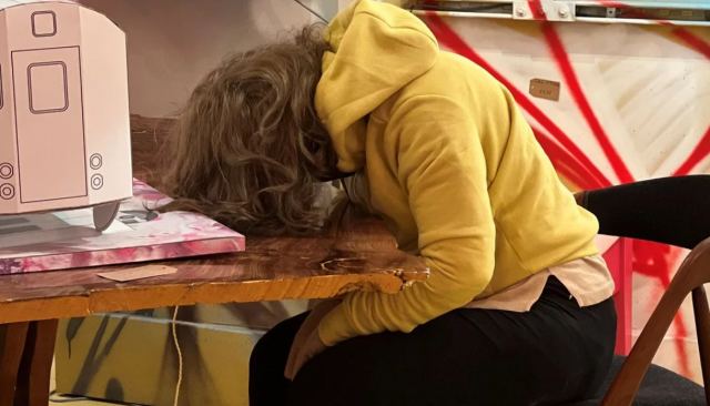 Αστυνομικοί έτρεξαν να σώσουν γυναίκα σε γκαλερί και ήταν... έργο τέχνης (ΦΩΤΟ)