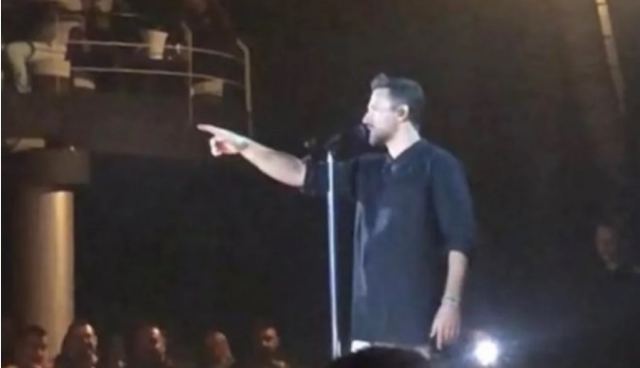 Νίκος Βέρτης: Έξαλλος με αστυνομικό έλεγχο στο κέντρο που τραγουδά - 