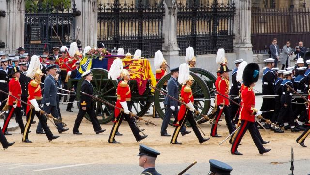 Κηδεία βασίλισσας Ελισάβετ: Σε εξέλιξη η πομπή προς την Αψίδα του Ουέλινγκτον - Δείτε live