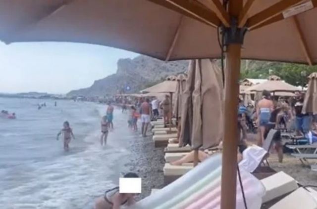 Ναυπακτία: Ο δυνατός άνεμος τα… πήρε και τα σήκωσε όλα στις παραλίες – «Έτρεχαν» οι λουόμενοι