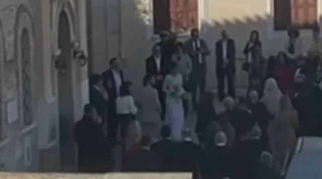 Δήμητρα Ματσούκα - Πέτρος Κόκκαλης: Η στιγμή της άφιξης της νύφης, το τρυφερό φιλί και οι ελάχιστοι καλεσμένοι