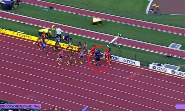 Απίστευτο και όμως αλήθινο - Εικονολήπτης «μπούκαρε» στον αγωνιστικό χώρο (ΒΙΝΤΕΟ)