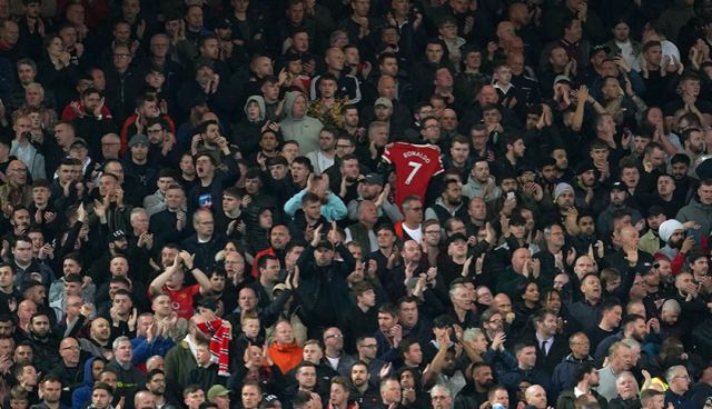 Συγκινητικές στιγμές στο Άνφιλντ: Όρθιο όλο το γήπεδο χειροκροτεί τον Κριστιάνο Ρονάλντο για το νεκρό παιδί του