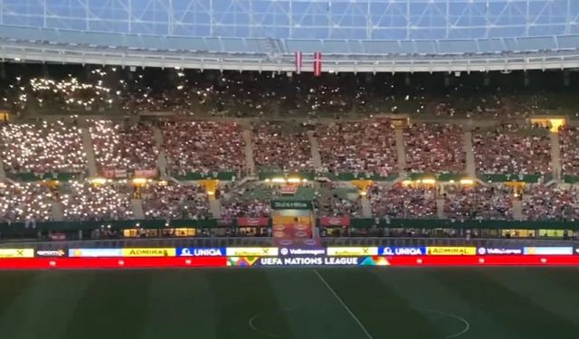 Αυστρία – Δανία: Το φωτεινό κύμα των οπαδών με τα κινητά τους τηλέφωνα την ώρα του «blackout»