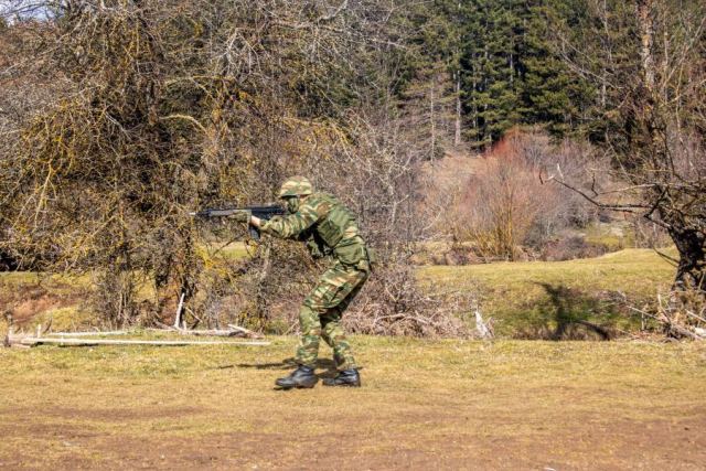 Στρατιωτική θητεία: Δεν αλλάζει το χρονικό όριο – Στο τραπέζι η εθελοντική στράτευση γυναικών